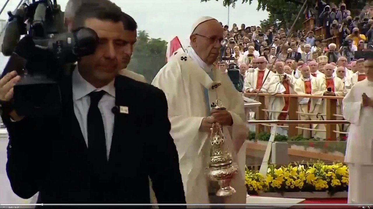Le pape François rate une marche et tombe à Czestochowa en Pologne