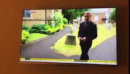 Ce journaliste anglais montre qu'on peut rentrer dans une église sans sécurité... Le con !