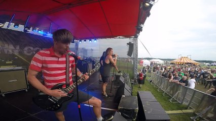 Un fan de métal se jette dans la foule alors qu'il n'y a personne... Mais il s'en fout!