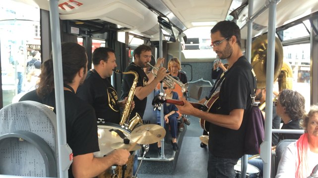 Le Doctor Jazz Band Brass investit le bus