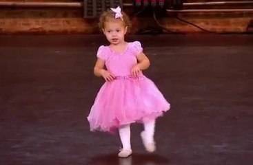 2 yaşındaki çocuk dansıyla büyüledi