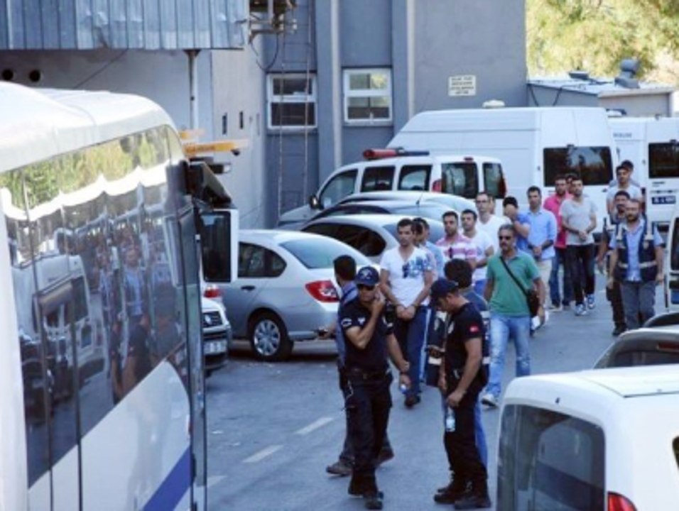 Foça'da Gözaltına Alınan 206 Askerden 96 Asker Daha Serbest