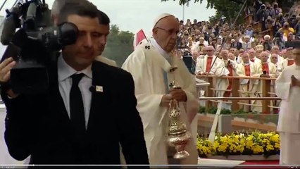 Le pape François rate une marche et chute à Czestochowa en Pologne