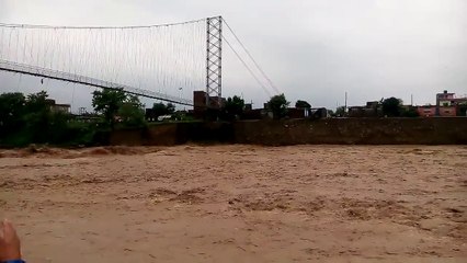 Descargar video: Terribles inondations au Népal qui vont provoquer l'effondrement d'un pont suspendu au Népal