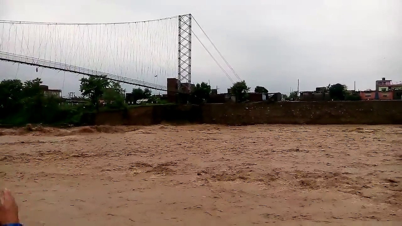 Terribles inondations au Népal qui vont provoquer l'effondrement d'un pont suspendu au Népal