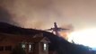 Cet avion bombardier déverse du retardant près des habitations pendant un incendie en Californie