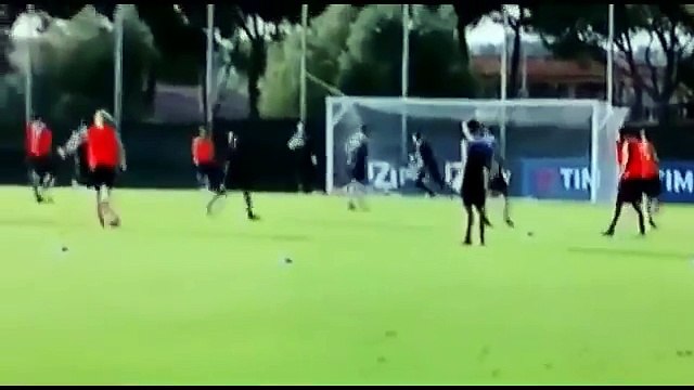 Baldé Diao Keita se bat contre un de ses coéquipiers