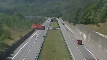 Un camion fait demi-tour sur l'autoroute
