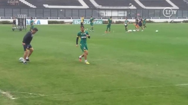 Nenê volta a treinar no gramado de São Januário e faz belo gol de falta
