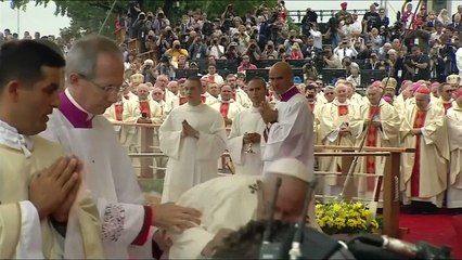 Pope Francis takes a tumble in Poland