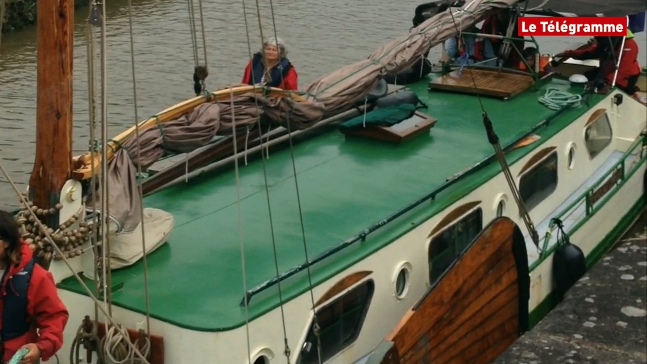 Châteaulin. Sur la péniche "De Vrouwe Cornelia"