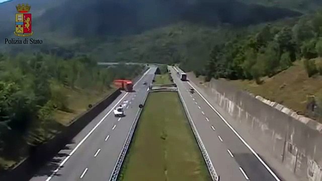 Un poids lourd se tape un demi-tour sur l'autoroute.. Ultra dangereux!