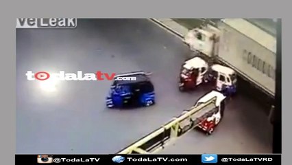Perú: camión sin frenos atropelló a dos bicitaxis y mató a un estibador-Video
