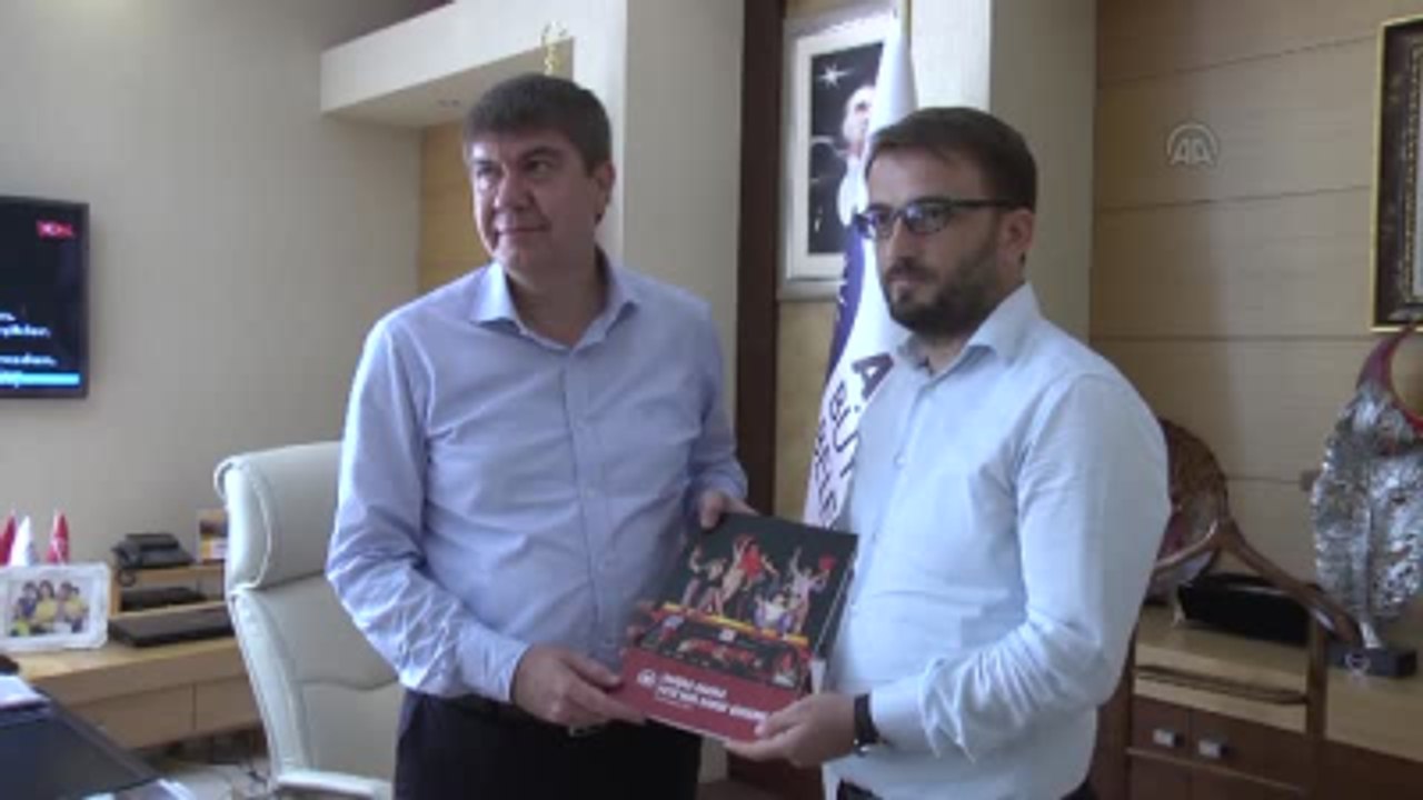 Aa'nın "Dakika Dakika Fetö'nün Darbe Girişimi" Kitabı - Menderes Türel