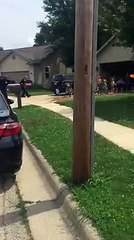 Policías estadounidenses sorprendieron al jugar carnavales con un grupo de niños