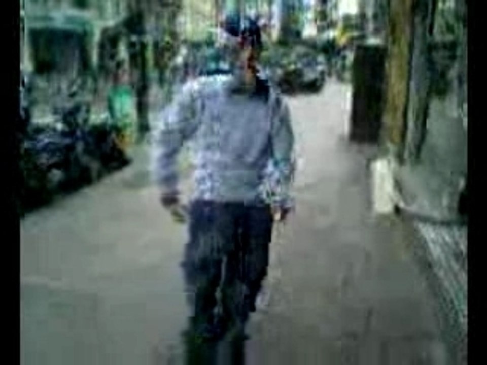 UN ARABE DANS UN CORPS DE RENOI