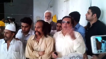 Host Ali Raza Starts Acting At Amjad Sabri Grave When He Saw Camera