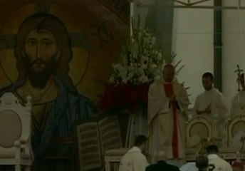 Papa Francisco sufre caída durante misa en el santuario de Czestochowa
