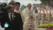 Así se cayó el papa Francisco durante una misa en Polonia