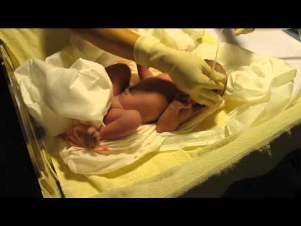 Be Rio Nguyen Hao Nhien chao doi ngay 18 10 2011 newborn baby MOV