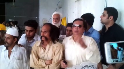 Host Ali Raza Starts Acting At Amjad Sabri Grave When He Saw Camera