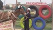 Morador monta aro olímpico de pneu para pedir investimentos em Belford Roxo