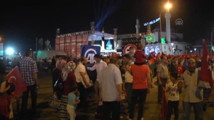 Demokrasi Nöbetinde Aa'nın "Dakika Dakika Fetö'nün Darbe Girişimi" Kitabı Dağıtıldı (2)