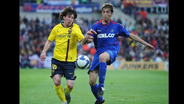 Lionel Messi embarrasses Suarez in Barcelona training with quick nutmeg