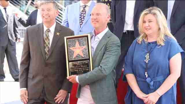 Michael Keaton recibe la estrella del Paseo de la Fama