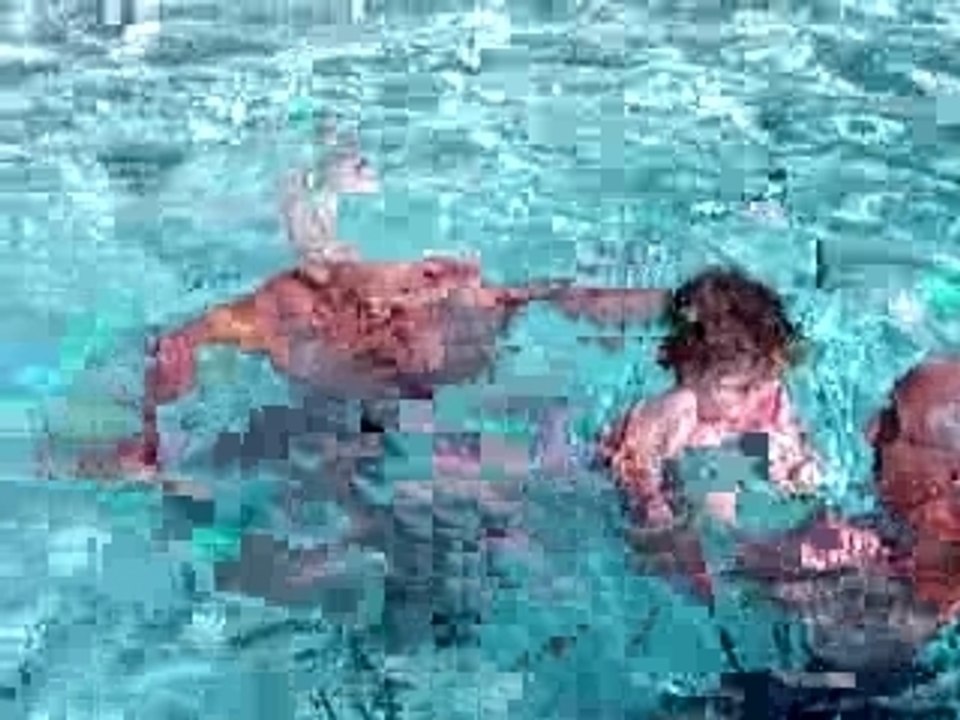 Gabrielle à la piscine avec Ma et Grand-père
