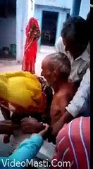 Old Man Gali Dene Laga Usko Jabardasti Nehlaya