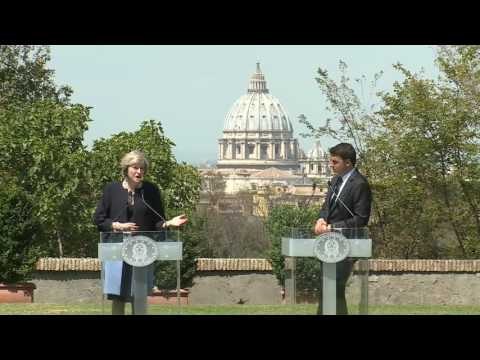 Roma - Renzi e il primo ministro britannico May (con traduzione) (27.07.16)