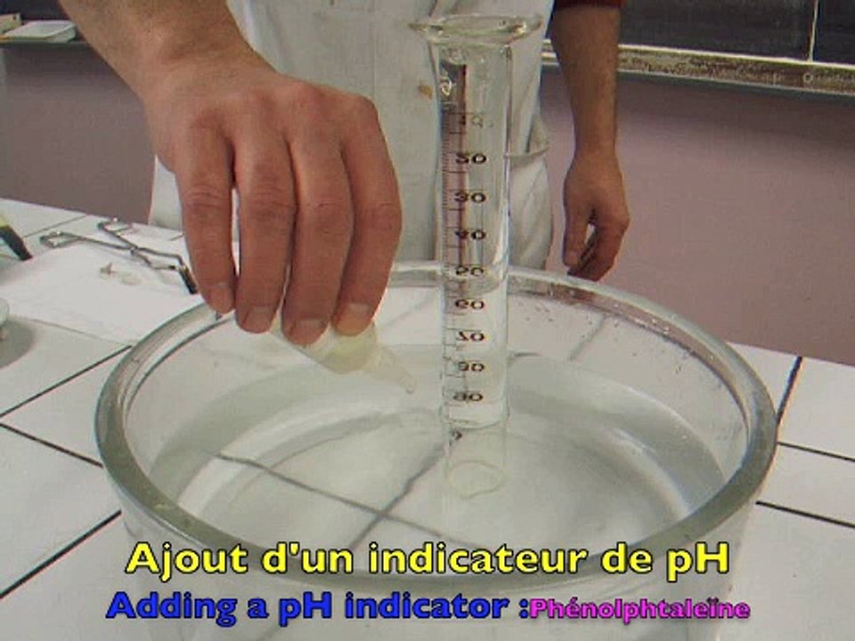 Na dans l'eau . Sodium Na in water H2O.