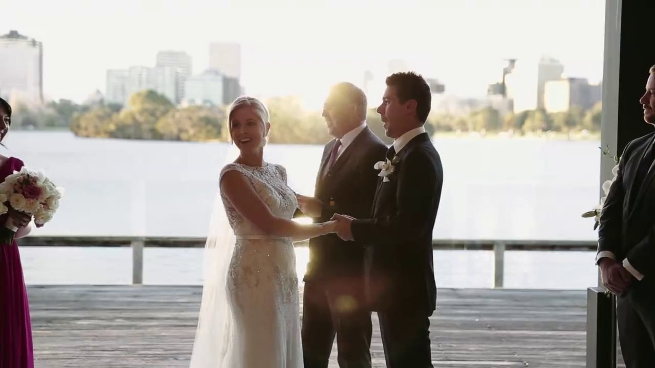 Une fillette vole les fleurs pendant les voeux d'un mariage LOL