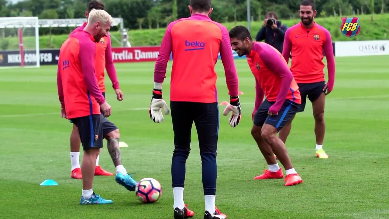 Messi liên tục biến Suarez thành 'gã hề' trên sân tập