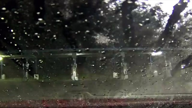 Des voleurs chassés à coup de Karcher alors qu'ils essaient de braquer un homme qui lave sa voiture