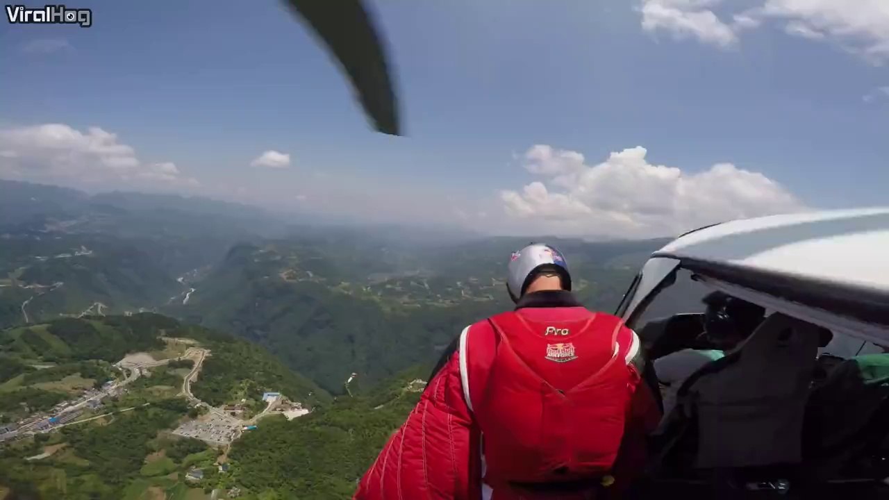 Il saute en Wingsuit depuis un hélicoptère et touche sa cible au plus pret du sol!
