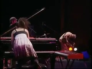Hiromi Hueara. En groupe comme ici, ou en solo, c'est une pianiste extra ordinaire. En espérant la voir un jour sur scène.