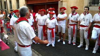 Fêtes de Bayonne 2016 : le choeur Aizkoa interprète un chant traditionnel