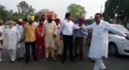 Punjab police barrier to prevent AAP Convener