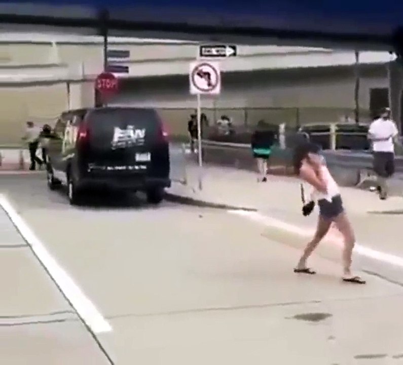 Cette fille saoule veut défier la loi de la gravité !