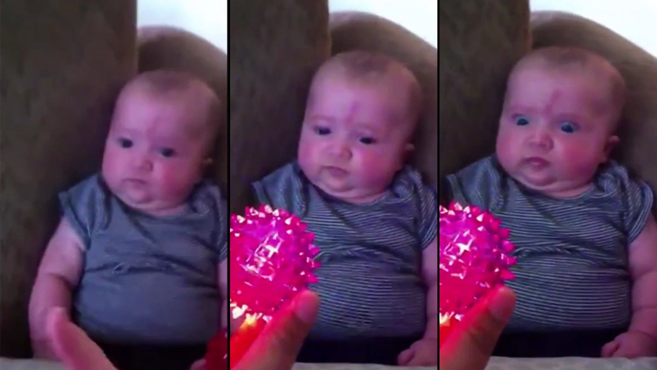 Ce bébé flippe devant cette boule lumineuse