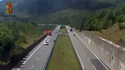 Un poids lourd fait un demi-tour dangereux sur l'autoroute