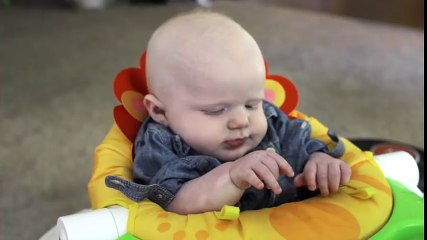 Tremenda reaccion de un bebe al ver a su madre por primera vez