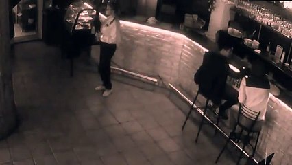 Un ragazzo molesta la cameriera, ma non sa cosa abbia in serbo per lui