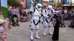 Un gamin déguisé en Jedi escorté par des Stormtroopers à Hollywood Studio- Star Wars