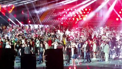 15000 personnes chantent et jouent seven nation army