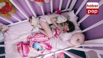 Bebek bezi giyip beşikte uyuyan genç kadın #bebek #kız #beşik