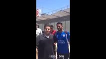 Mahrez pris d'assaut par des fans Algériens à Los Angeles!