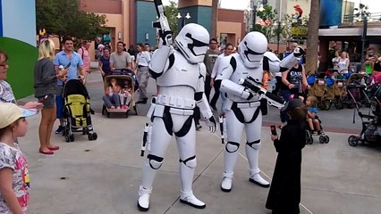 Un enfant déguisé en Kylo Ren se fait escorter par des Stormtroopers à Disney